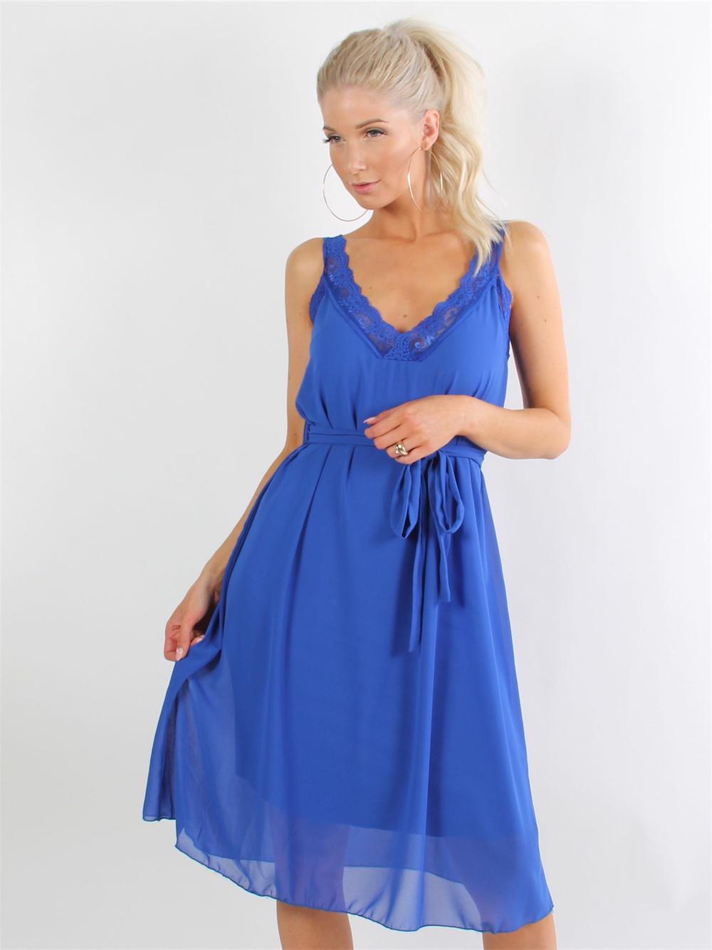 Aleta - Armygrøn chiffonkjole med blondekant og bindebånd